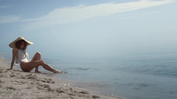 Ontspannen Chique Vrouw Zitten Natte Strand Zand Wassen Slanke Benen — Stockvideo