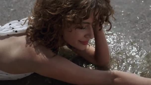 Uvolněná Bezstarostná Dívka Ležící Mořské Vodě Dotýkající Vlhkého Písku Detailu — Stock video