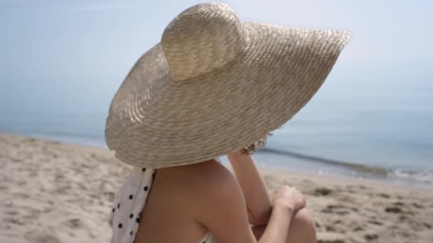 Sedutor Mulher Atraente Sentado Praia Areia Vestindo Chapéu Abas Largas — Vídeo de Stock