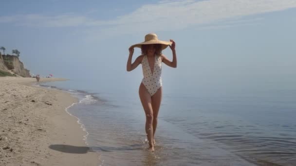 Posh Stylish Woman Walk Warm Water Ocean Beach Covering Head — Αρχείο Βίντεο