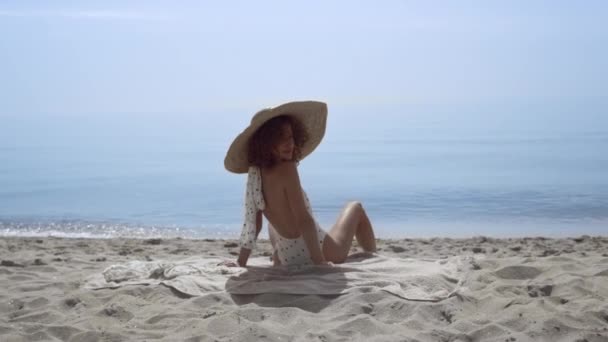 Stylish Luxurious Woman Turning Back Sitting Sunny Seashore Attractive Sexy — ストック動画