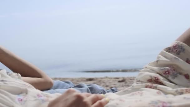 Ruhige Junge Frau Sonnigen Strand Kopf Mit Strohhut Großaufnahme Entspanntes — Stockvideo