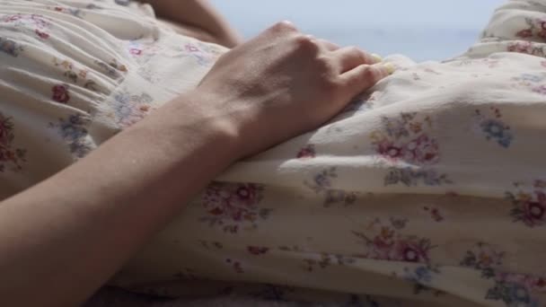 Closeup Corpo Mulher Magro Deitado Praia Ensolarada Jovem Namorado Menina — Vídeo de Stock