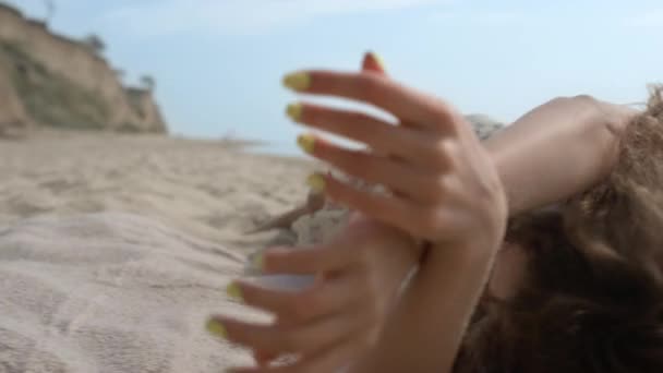 Ragazza Riccia Giocoso Rotolamento Sulla Sabbia Bella Spiaggia Vicino Attraente — Video Stock