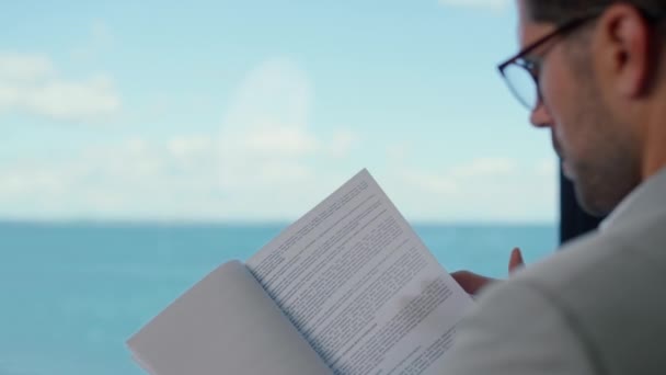 Юрист Читает Контрактные Документы Окна Морской Панорамой Сосредоточенный Человек Изучает — стоковое видео