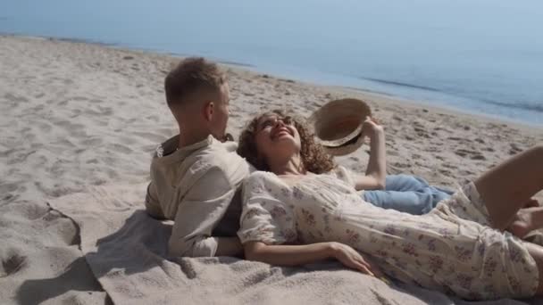 Carefree Young Couple Lying Sand Beach Summer Time Close Cheerful — 图库视频影像