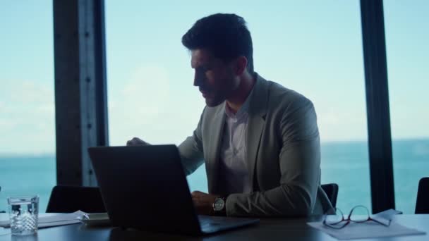 Hombre Negocios Serio Buscando Computadora Oficina Con Vista Mar Líder — Vídeos de Stock