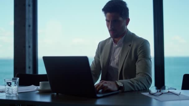 Profesional Enfocado Usando Computadora Portátil Oficina Con Vista Mar Hombre — Vídeo de stock