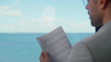 Okyanus manzaralı otelde gazete okuyan bir iş adamı. Panoramik Pencere Ofisi 'ndeki belgeleri kontrol eden girişimci. Uzak işyerindeki mali veri istatistiklerini analiz eden ciddi bir yönetici.
