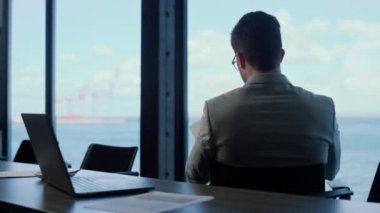 Liman manzarasında doküman okuyan bir adam. Bilinmeyen yönetici panorama penceresindeki raporu kontrol ediyor. Bilinmeyen iş adamı avukat lüks işyerindeki anlaşma sözleşmelerini analiz ediyor. 