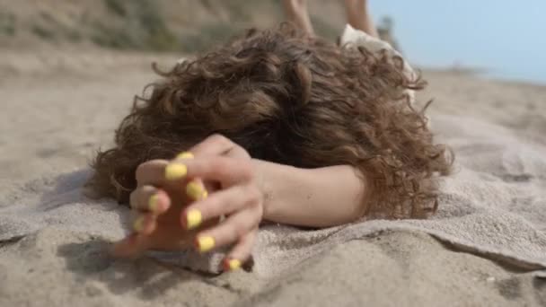 Feliz Mujer Bonita Frolicing Ocultar Cara Sonriente Alfombra Colocada Playa — Vídeo de stock