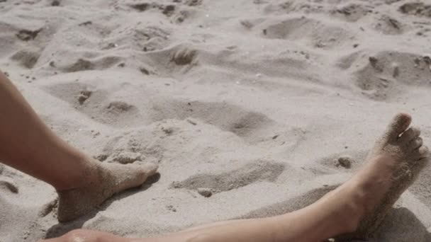 Mulher Relaxada Atraente Deitada Praia Areia Com Jovem Namorado Perto — Vídeo de Stock