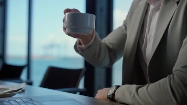 Бизнесмен Берет Чашку Кофе Офисе Видом Море Крупный План Успешный — стоковое видео