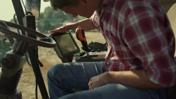 Erntehelfer Überprüfen Das Display Der Maschine Nahaufnahme Traktorfahrer Justiert Intelligenten — Stockvideo