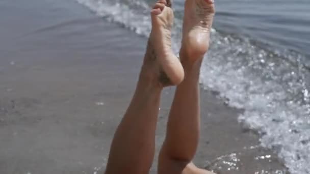 Nahaufnahme Schöne Frau Nackte Beine Winken Vor Ozeanwellen Sonnigen Tag — Stockvideo