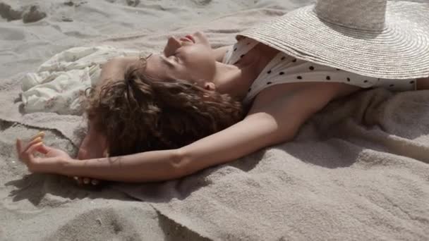 Ontspannen Sexy Meisje Sluit Ogen Zonnebaden Tropisch Strand Close Aantrekkelijke — Stockvideo