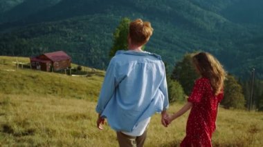 Evli çiftler tatillerini dağlarda geçirirler. Romantik bir aile arka bahçeye yürüyüşe çıkıyor. Kimliği belirsiz iki aşık Green Hill Seyahat Faaliyetleri 'nde el ele tutuşuyor. İlişki aşkı aktif eğlence kavramı.