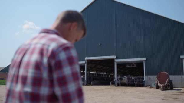 Farm Worker Sitting Big Barn Facility Farmland Ranch Close Professional — Stockvideo