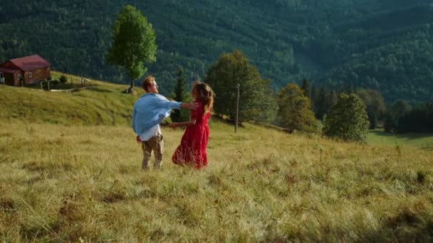 Romantik Çift Dağları Doğada Yürür Mutlu Aile Yaz Yolculuğunun Tadını — Stok video