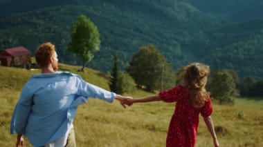 Güzel bir çift tepede doğayı keşfeder. Heyecanlı aile dağların arkasında el ele tutuşuyor. Bilinmeyen aşıklar yaz tatilinde yürüyüş yapmayı severler. Mutlu ilişkiler, açık havada romantik eğlence konsepti..