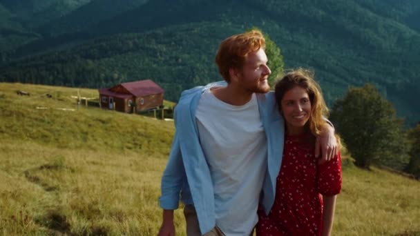 Pasangan Cinta Berjalan Gunung Bukit Kekasih Lucu Merangkul Pada Kegiatan — Stok Video