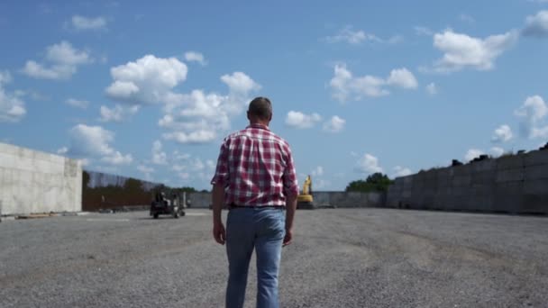 Agricultural Business Owner Inspecting Build Process Backhoe Loader Outdoors Man — Vídeo de Stock