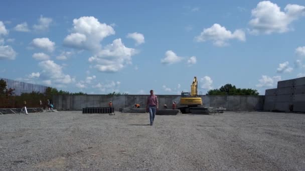 Construction Inspector Checking Build Process Walking Yellow Excavator Outdoors Professional — Vídeos de Stock