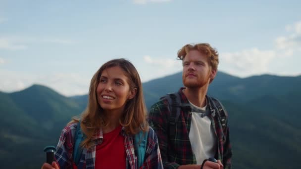 Smiling Couple Hiking Summer Mountains Closeup Young Travelers Explore Nature — Stockvideo