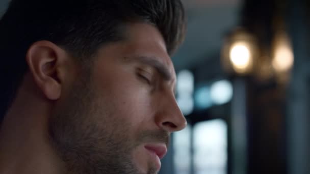 Confident Entrepreneur Resting Lounge Bar Closeup Pensive Man Making Decision — Wideo stockowe