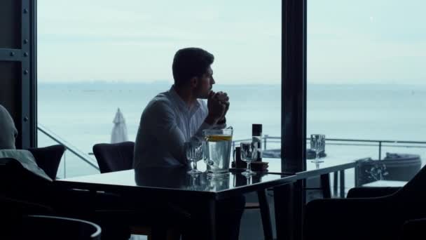 Człowiek Sylwetka Patrząc Piękny Widok Morze Relaksujący Panoramiczny Restauracja Przemyślany — Wideo stockowe