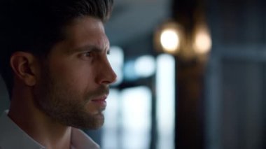 Kendine güvenen girişimci, kafeye yakın bir yerde iş stratejisi düşünüyor. Ciddi bir adam karanlık tarafa bakıyor. Şık bir işadamı restoranda yemek yiyor. Sakin bir erkek yüzü..