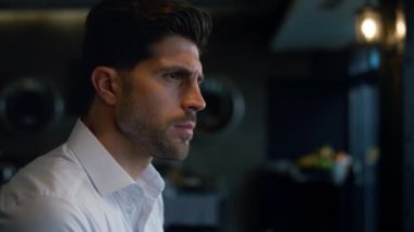 Odaklanmış adam dinlenme salonu profili. Yakışıklı CEO, Dark Cafe 'de boş zamanın tadını çıkarıyor. Zarif bir işadamı şık bir otel barında düşünceli bir şekilde taraflara bakıyor. Yalnızlık kavramı.