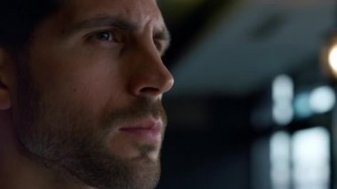 Yakından bakan düşünceli bir adam. Lokantanın içindeki çekici metroseksüel adamın portresi. Seksi erkek manken yüzü yakın plan. Yakışıklı iş adamı karar veriyor..