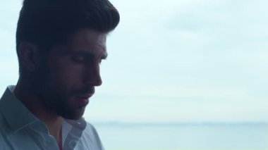 Modern kafede tek başına sağlıklı yemek yiyen yakışıklı bir adam. Zarif hippi adam açık hava lokantasında lezzetli yemeğin tadını çıkarıyor. Başarılı girişimci otel barında iş yemeği yiyor..