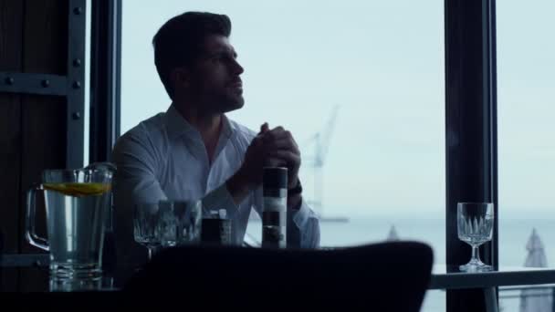 Pensive Businessman Myšlení Problém Řešení Temné Kavárně Interiéru Zamyšlený Muž — Stock video