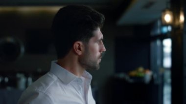 Yakışıklı bir işletme sahibi bar profilinde yeni bir strateji düşünüyor. Lüks restoranda başarılı pazarlıkların keyfini çıkaran odaklanmış bir adam. Şık bir girişimci otel kafesi portresini rahatlatıyor..