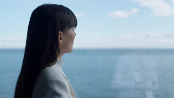 Blízká Režisérka Přemýšlí Výhledu Okna Oceánu Bohatá Obchodnice Snila Plánování — Stock video