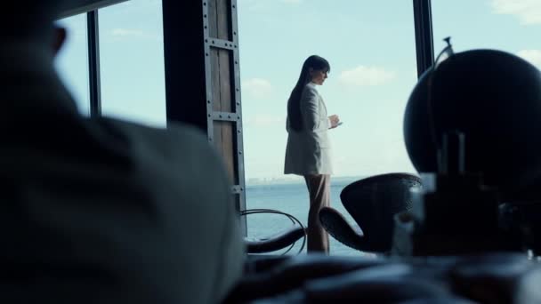 Bizneswoman Patrząc Morze Widok Duże Okno Przemyślany Szef Lider Relaksujący — Wideo stockowe