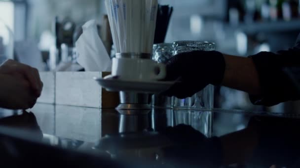 Barmanské Ruce Dávat Espresso Šálek Klientovi Detailní Záběr Nerozpoznatelná Osoba — Stock video