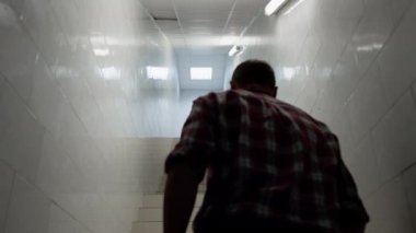 Üretim tesisinin dikiz aynasından merdivenlerden çıkan adam. Süt ürünleri imalatında çalışan işçi koridoru. Tanınmayan tarım işletmeleri yöneticisi fabrika denetim kompartımanından çıkıyor. Sağma istasyonu rutini.