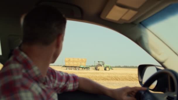 Farmer Driving Car Field Countryside Closeup Man Inspecting Wheat Harvesting — Vídeo de Stock