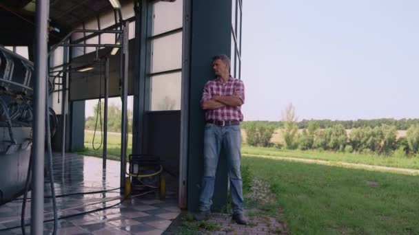 Farmer Inspecting Milk Parlour Countryside Tired Worker Rest Lean Facility — Αρχείο Βίντεο