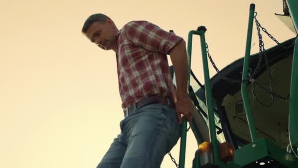 Sürücü Gün Işığında Traktör Kabininden Çıkıyor Çiftçi Hasat Günü Işini — Stok video