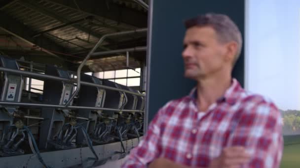 Farmer Resting Dairy Farm Manufacture Facility Closeup Man Inspect Milking — Stock video