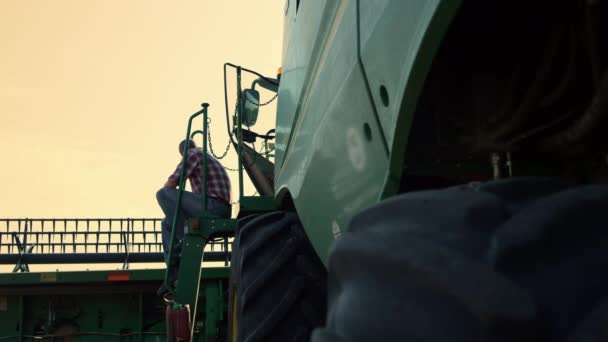 Farmer Resting Combine Field Sunset Tired Worker Inspecting Stubble Farmland — Vídeo de Stock