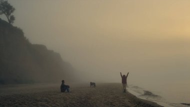 Mutlu çift plajda tatil yapıyor. Deniz kıyısında koşan neşeli bir kadın. Gündoğumunda sahilde oturan hayalperest adam. Huzurlu adam ve kız okyanusta sisli bir sabah geçiriyorlar. Köpek sahilde yürüyor.