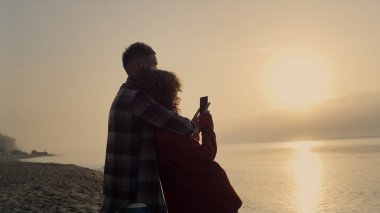 Romantik çift plaj manzarasında gün batımını seyrediyor. Güneş doğarken okyanusun fotoğrafını çeken güzel bir kadın. Sevimli erkek ve kız kucaklaşıyorlar. Hayalperestler yaz tatilini okyanusta geçiriyorlar. Seyahat kavramı