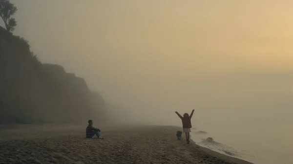 Joyful Couple Enjoying Sunrise Beach Young Man Sitting Shore Relaxed — ストック写真