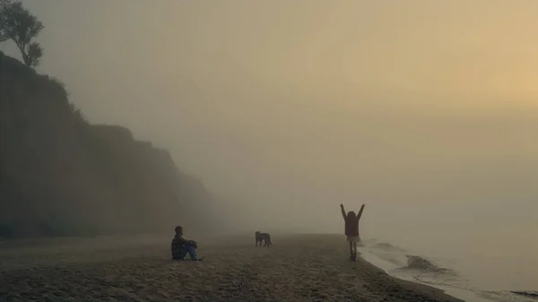 Wesoła Para Spędzająca Wakacje Plaży Zabawna Kobieta Biegająca Brzegu Morza — Zdjęcie stockowe