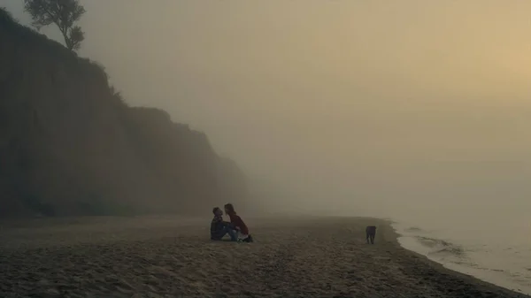 Wide Shot Young Couple Relaxing Beach Sunrise Happy Boyfriend Girlfriend — Zdjęcie stockowe